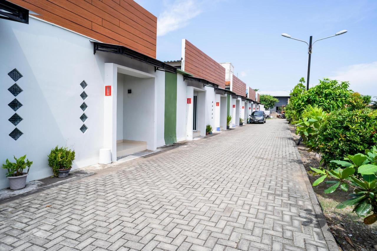 ホテル Koolkost Syariah Near Transmart Tegal エクステリア 写真