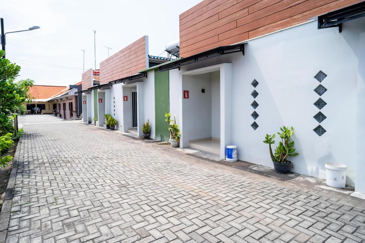ホテル Koolkost Syariah Near Transmart Tegal エクステリア 写真